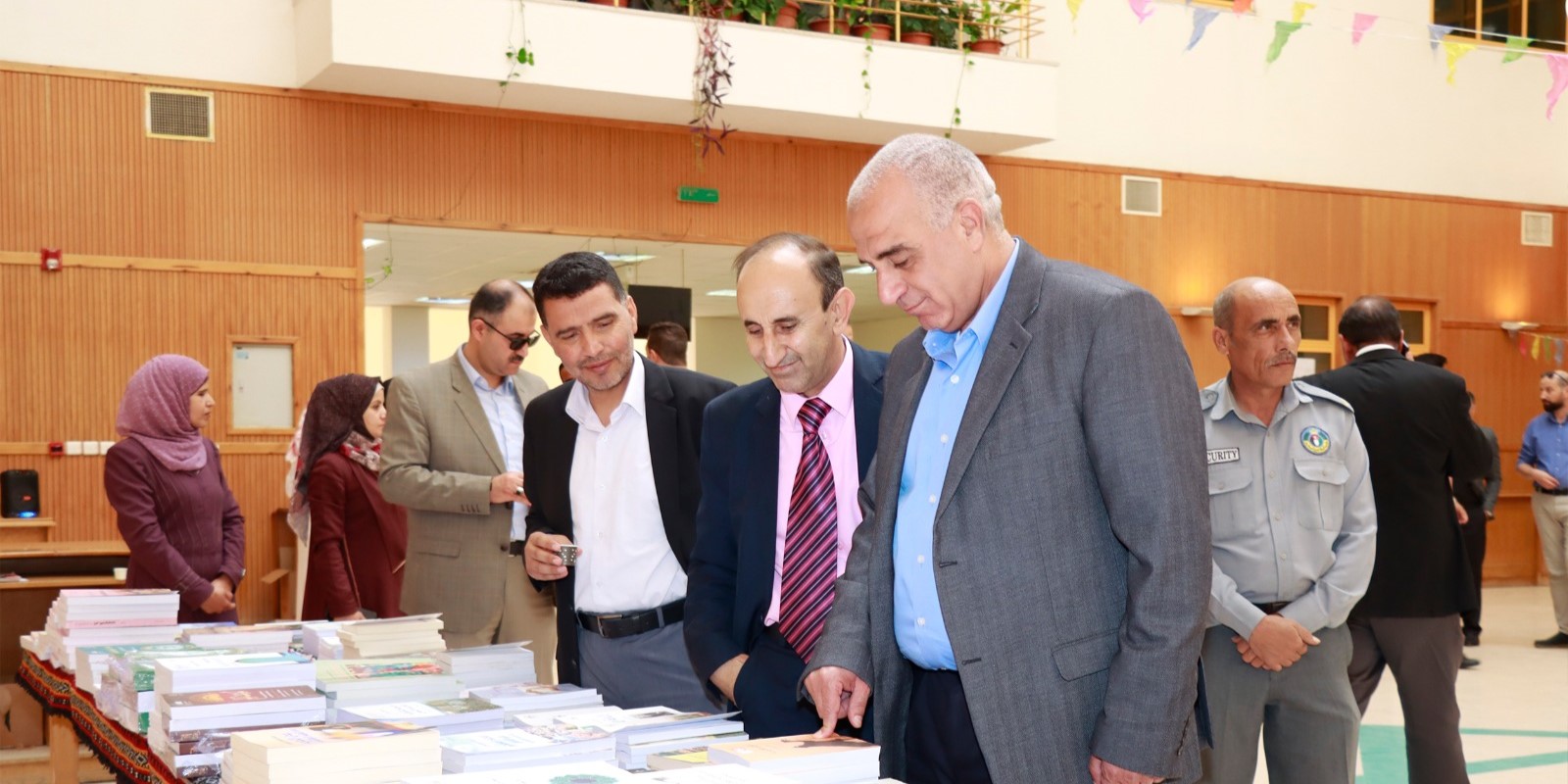  معرض للكتاب ومحاضرة عن الاكتشافات الأثرية في جامعة الحسين بن طلال